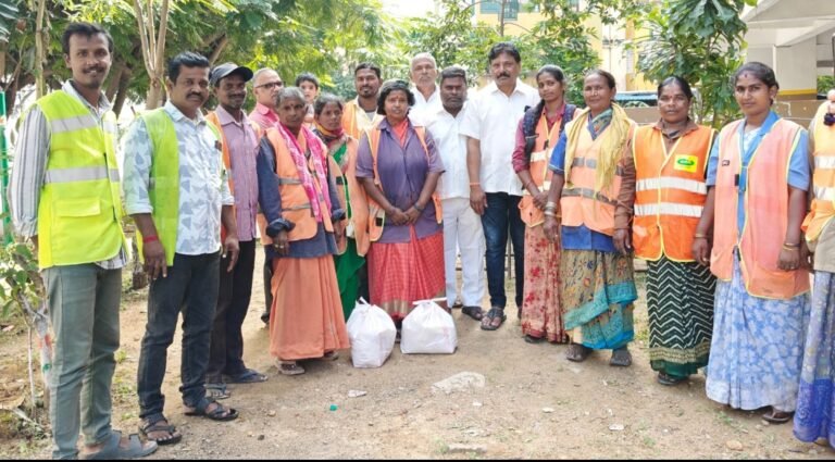 పారిశుద్ధ్య కార్మికులకు నిత్యవసర సరుకుల పంపిణీ చేసిన టిఆర్ఎస్ నేతలు